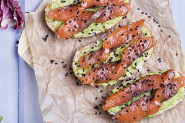 Anti-inflammatory snacks: bruschetta with avocado and smoked salmon