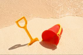beach-games-vacation: sand and shovel