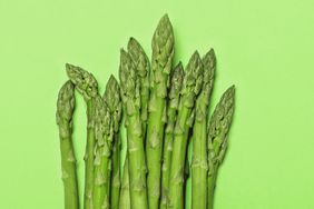 dehydrating-food-asparagus-GettyImages-1223370448