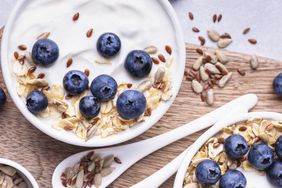 Healthiest-yogurts: yogurt with granola and blueberries