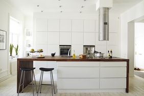 houzz-kitchen-trends-flat-panel-kitchen-cabinets-GettyImages-98413440
