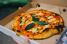 How much to dip delivery: How much to tip for food and pizza delivery drivers (pizza)