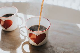 how-to-keep-coffee-hot: pouring coffee into heart-shaped mug