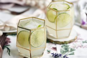 alcohol-free Cocktails with lime slices and ice cubes