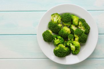 storing-broccoli-so-it-stays-crisp-realsimple-GettyImages-1276354532