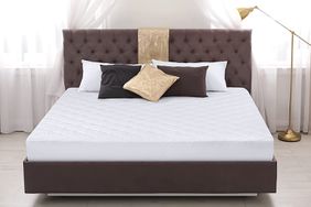 Utopia Bedding Quilted Fitted Mattress Pad Tout